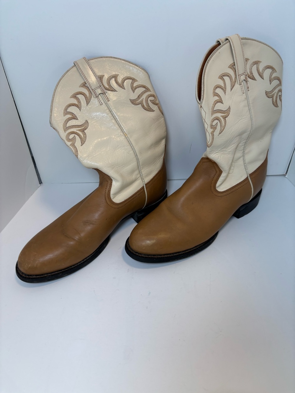 Tan and cream Ariat cowboy boots with a western vibe. Size: US 9
